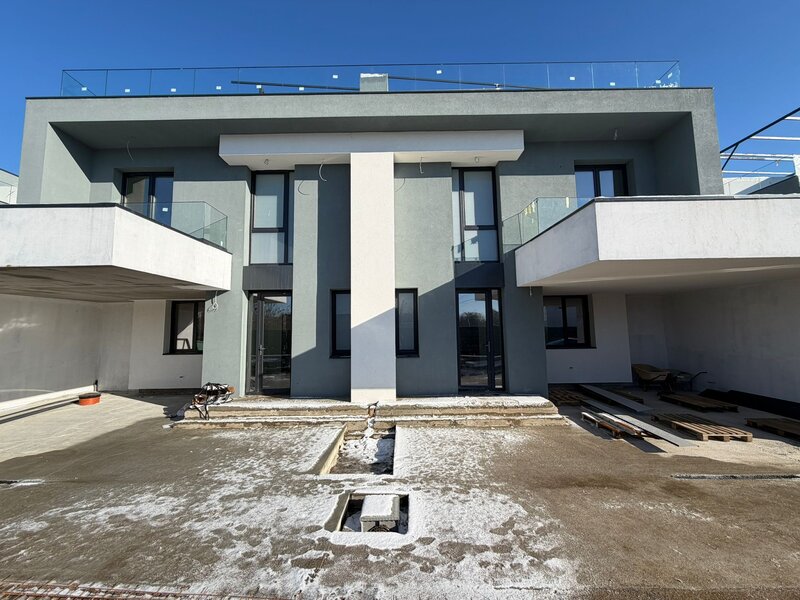 Otopeni, la cheie, vila lux langa statie de metrou,